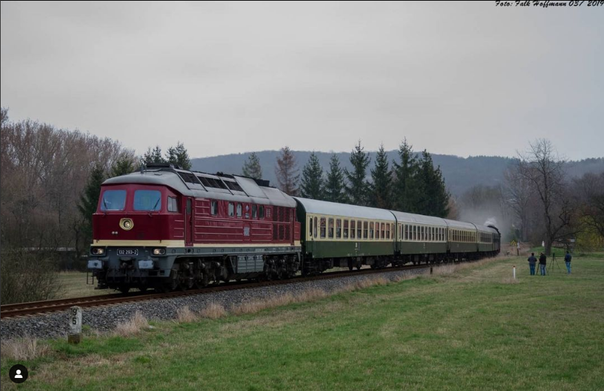 EBS 132 293-2 mit dem leeren  Rotkäppchen-Express I  Lr 16992 von Freyburg zur Abstellung nach Karsdorf, am 24.03.2019 in Balgstädt. (Foto: Falk Hoffmann)
