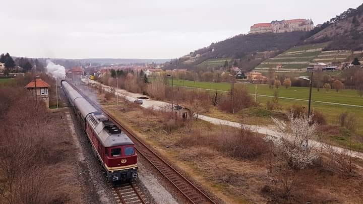 EBS 132 293 und 41 1144 am Zugschluss mit dem  Rotkäppchen-Express I  RC 16993 nach Neustadt (Orla), am 24.03.2019 bei der Ausfahrt in Freyburg. Die Diesellok bespannte den Zug bis Naumburg Hbf. (Foto: André Marek)