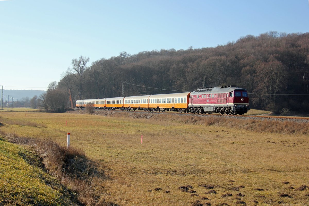 EBS 132 334-4 brachte am 18.02.2019 den leeren EBS-StädteExpress zurück nach Karsdorf. Wolfgang Krolop fotografierte ihn bei Kleinjena.