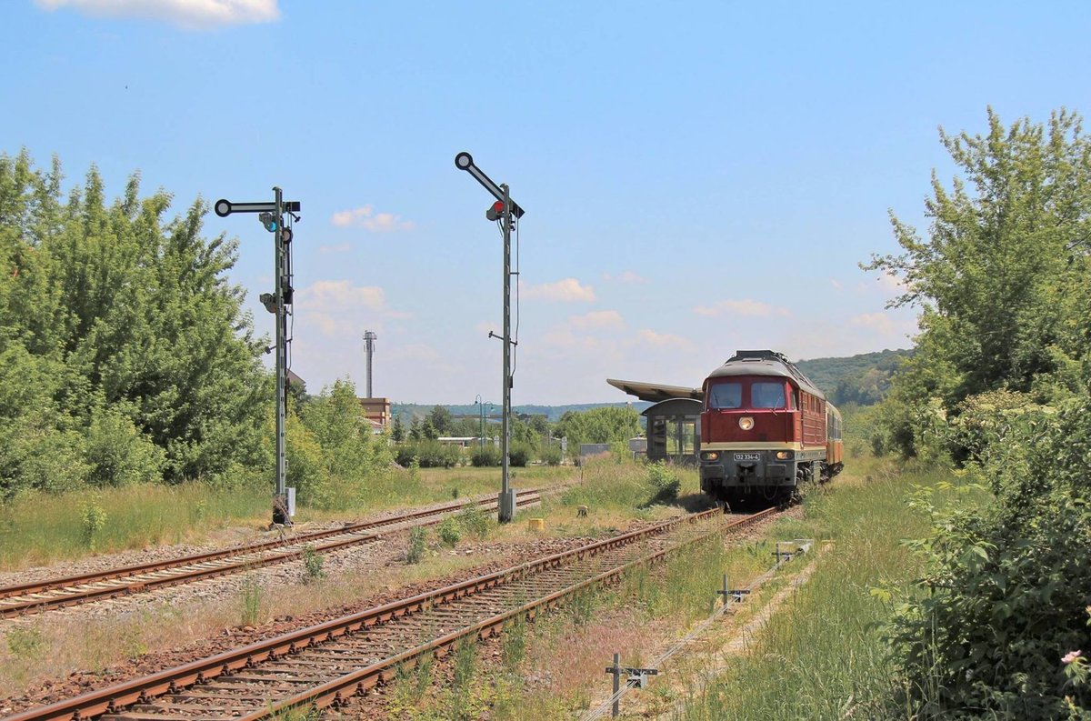 EBS 132 334-4 mit dem DLr 20055 von Erfurt Gbf nach Karsdorf, am 22.05.2018 bei der Ausfahrt in Laucha. (Foto: Matthias Oerlecke)