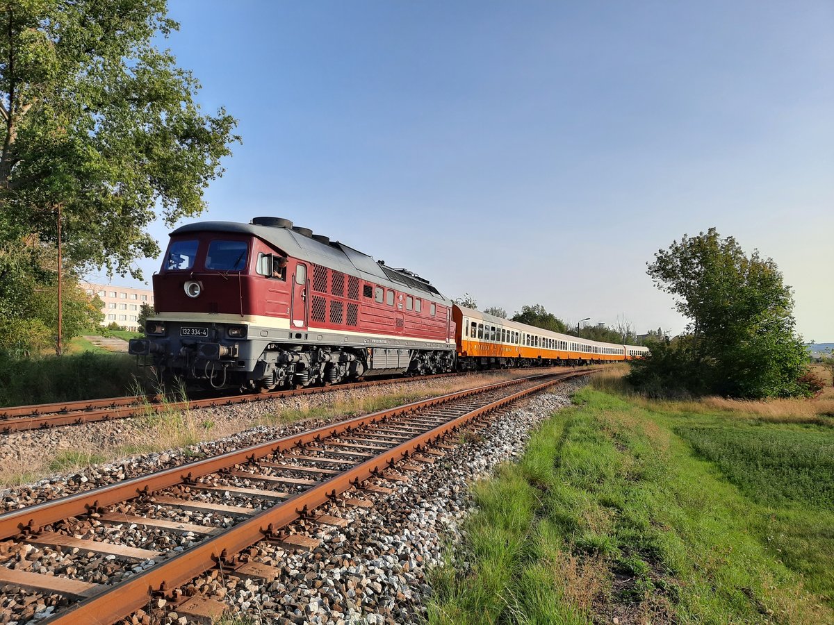 EBS 132 334-4 mit dem DPE 30142  Klassentreffen  aus Weißenfels, am 12.09.2020 in Karsdorf. Hier wird der Sonderzug gerade von der EBS 110 001-5 in den Anschluss der Erfurter Bahnservice GmbH gezogen.