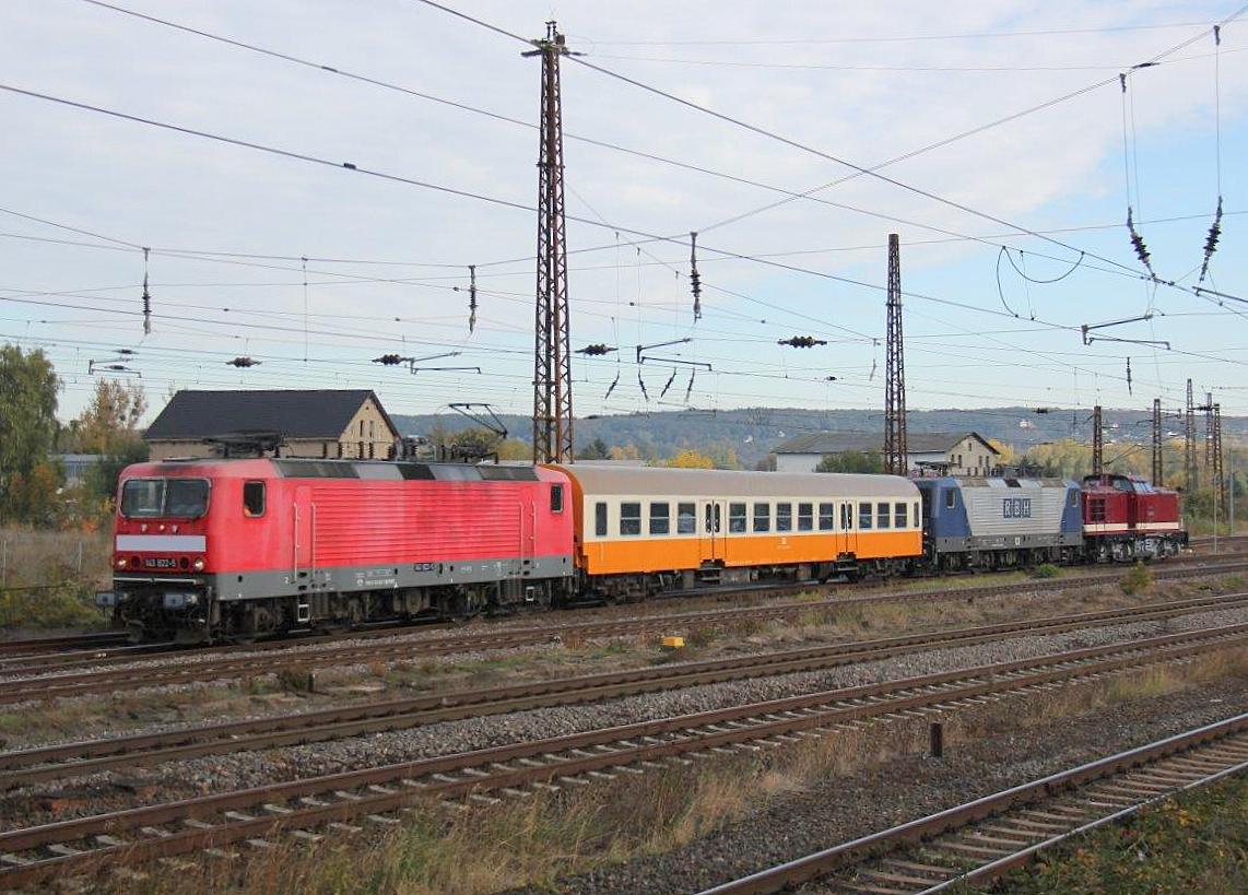 EBS 143 822-5 + 143 352-3 + 110 001-5 waren am 12.10.2018 in Naumburg Hbf mit einem By Wagen unterwegs zum Eisenbahnfest nach Weimar. (Foto: Wolfgang Krolop)