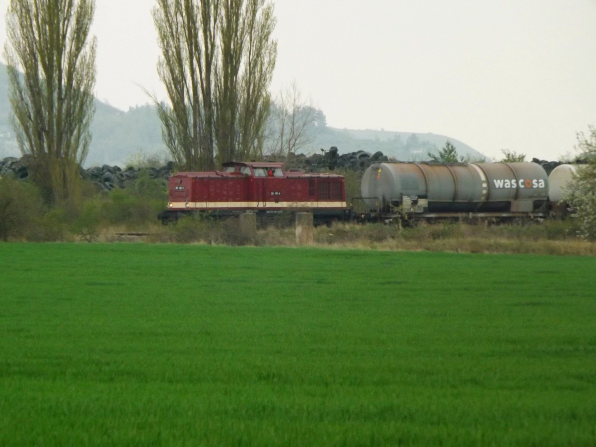 EBS 201 001-5 zieht am 11.04.2014 Kesselwagen aus der Abstellgruppe  100er Gleise  am Zementwerk Karsdorf, um diese nach Karsdorf Bbf zu bringen. (Foto: Kevin Wrobel)
