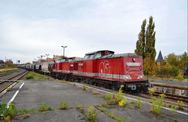 EBS 201 738-1 + 202 597-1 mit einem Güterzug vom Bioethanolwerk Zeitz Richtung Leipzig, am 20.10.2013 bei der Durchfahrt in Zeitz. (Foto: Thomas Fritzsche)