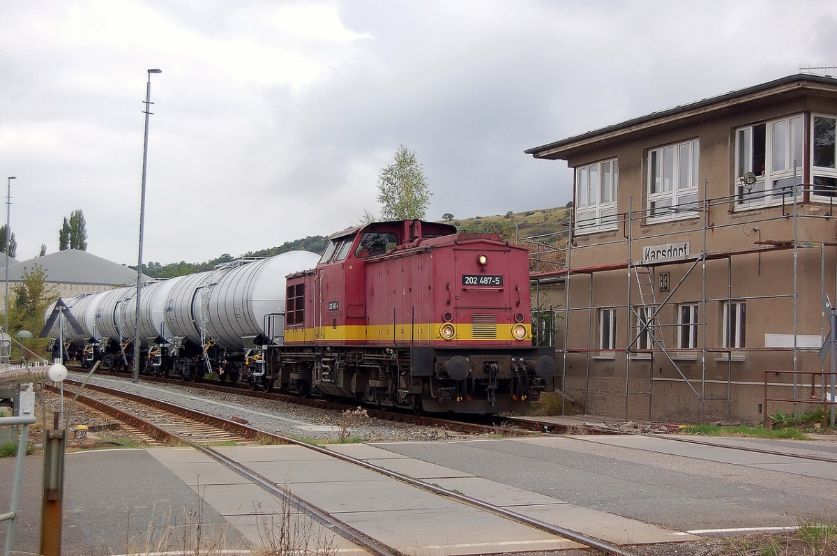 EBS 202 487-5 auf der Fahrt mit Kesselwagen in den Anschluss der EBS, am 01.09.2014 neben dem Stellwerk B3 in Karsdorf. (Foto: dampflok015)