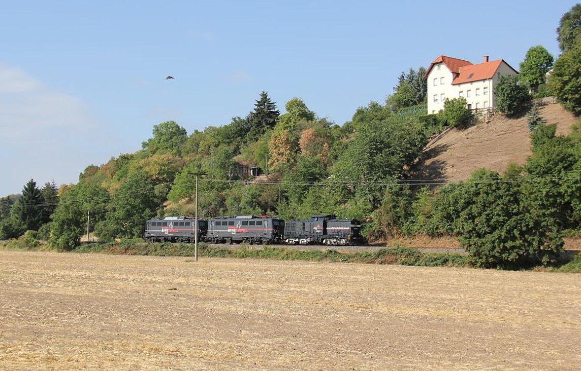 EBS 202 597-1 brachte am 20.08.2018 die beiden EBS E-Loks 140 772-2 + 140 789-9 von Naumburg Hbf nach Karsdorf. Wolfgang Krolop fotografierte den Lokzug bei Roßbach.