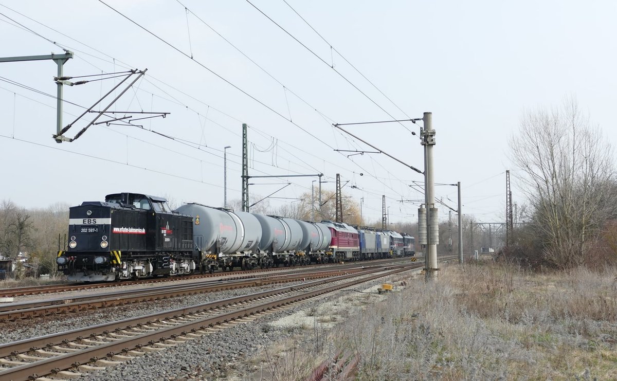 EBS 202 597 mit drei Kesselwagen nach Karsdorf, am 26.03.2021 in Naumburg Hbf. (Foto: Wolfgang Krolop)
