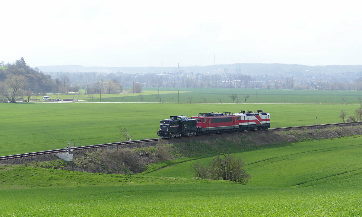 EBS 202 597 überführte am 08.04.2021 die FWK 155 119 + EBS 243 822 von Naumburg Hbf nach Karsdorf. Hier unterwegs bei Kleinjena. (Foto: Wolfgang Krolop)
