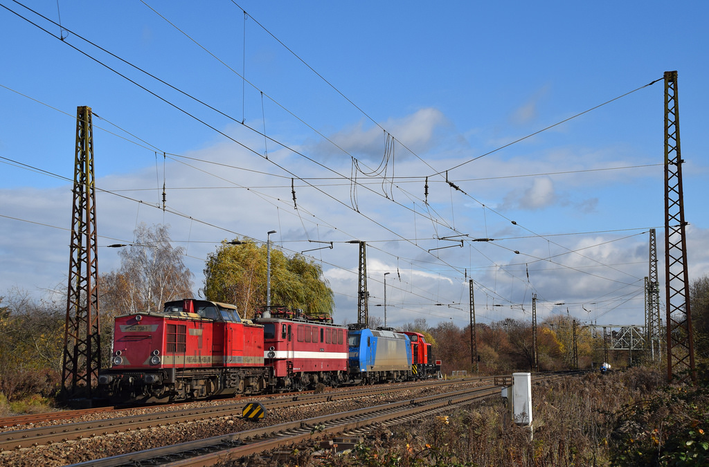 EBS 202 738-1 + 142 110 und zwei weitere EBS-Loks, am 07.11.2015 abgestellt in Naumburg. (Foto: Christian Aubert)