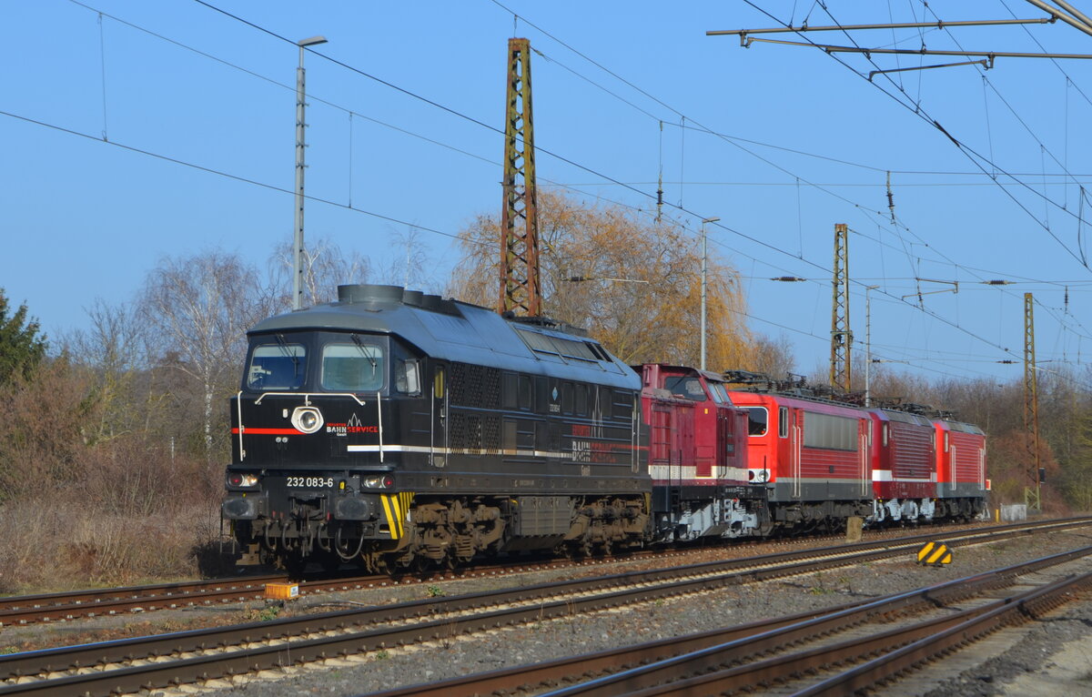 EBS 232 083-6, 110 001-5 & 155 119-1, sowie FWK 243 936-2 & 143 848-0 pausierten am 25.02.2021 in Naumburg Hbf. (Foto: Dieter Berger)