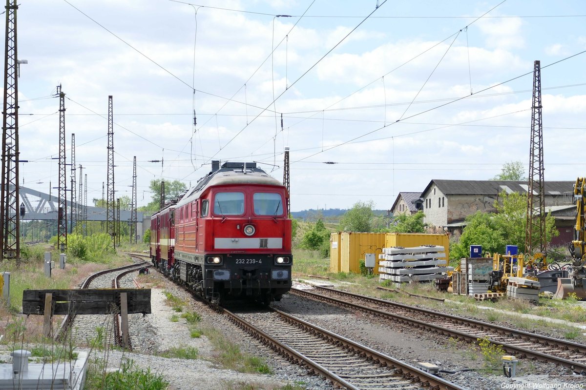 EBS 232 239-4 brachte am 15.05.2020 beide EBS-Holzroller aus Karsdorf nach Naumburg Hbf. (Foto: Wolfgang Krolop)