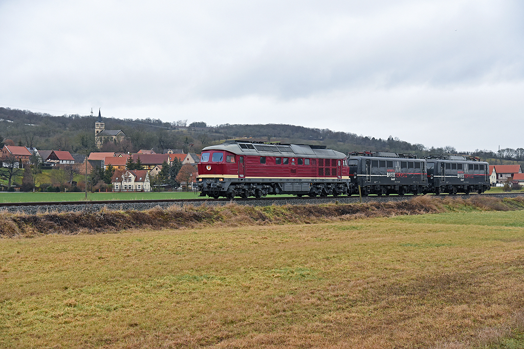 EBS 232 334 überführte am 12.01.2021 bei Kleinjena vermutlich die EBS 140 772 + 140 789 Richtung Naumburg. (Foto: GMWE)