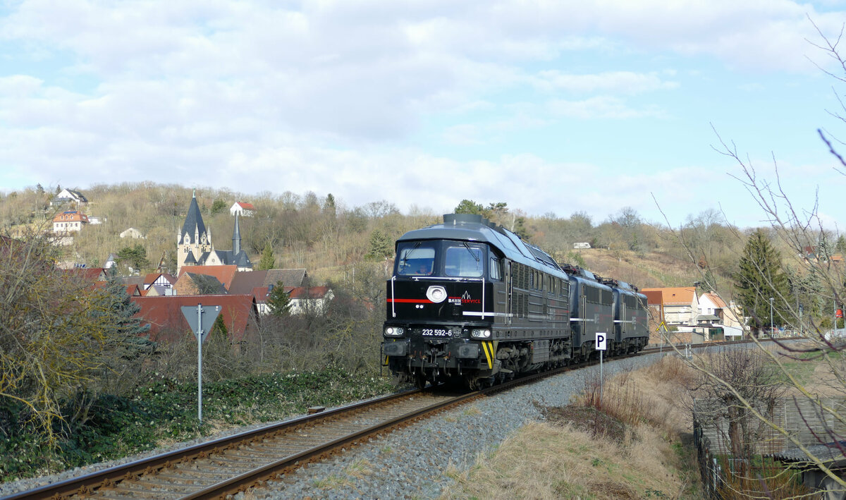 EBS 232 592-6 mit zwei 140 auf Überführungsfahrt von Karsdorf nach Naumburg Hbf, am 05.02.2022 in Roßbach. (Foto: Wolfgang Krolop)