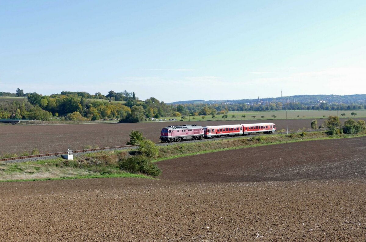 EBS 232 690 mit dem DB 628 656 bahn.de/kulturzug von Naumburg (S) Hbf nach Karsdorf, am 10.10.2022 bei Kleinjena. (Foto: Wolfgang Krolop)