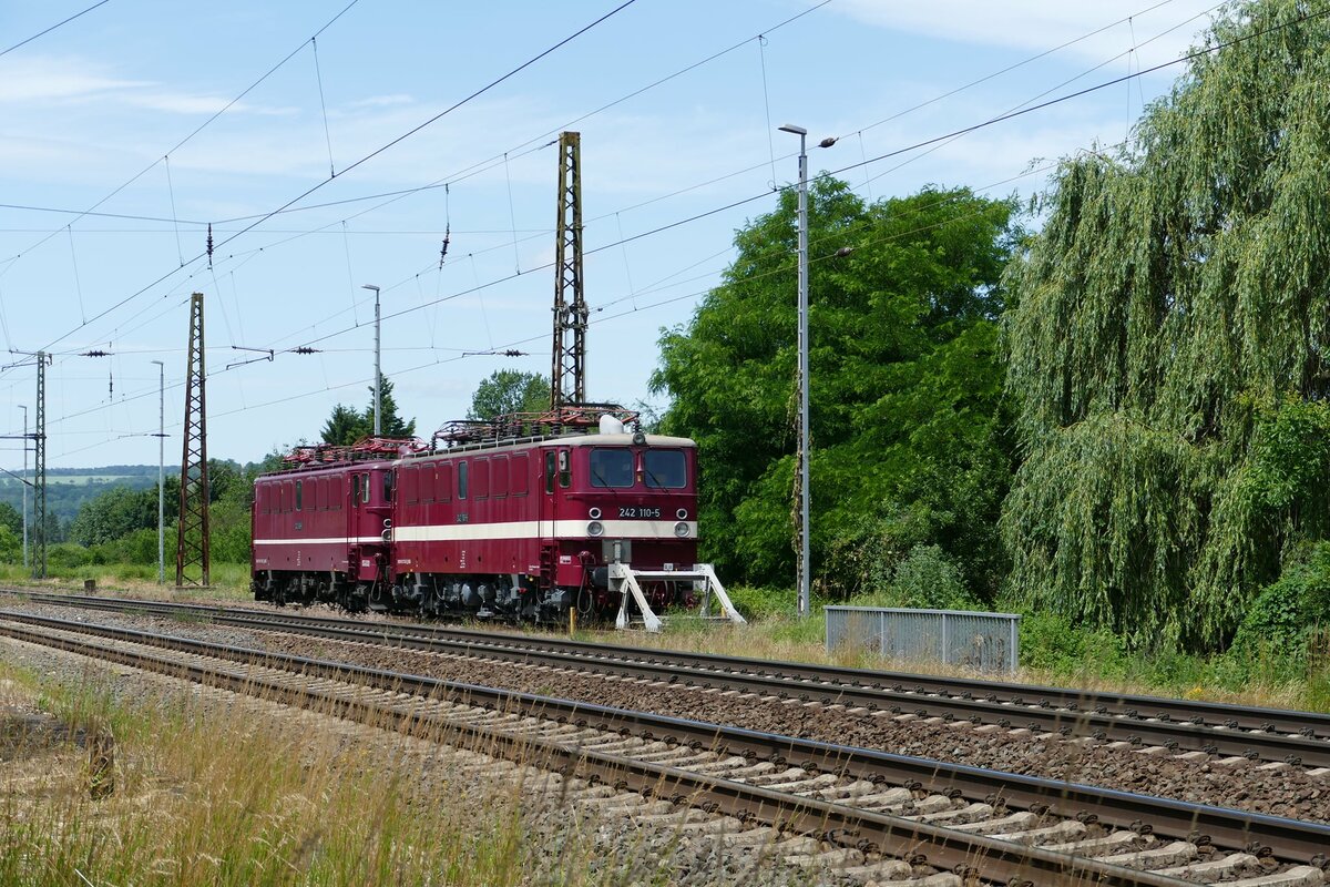 EBS 242 110 + 142 145 pausieren am 21.06.2021 in Naumburg Hbf. (Foto: Wolfgang Krolop)