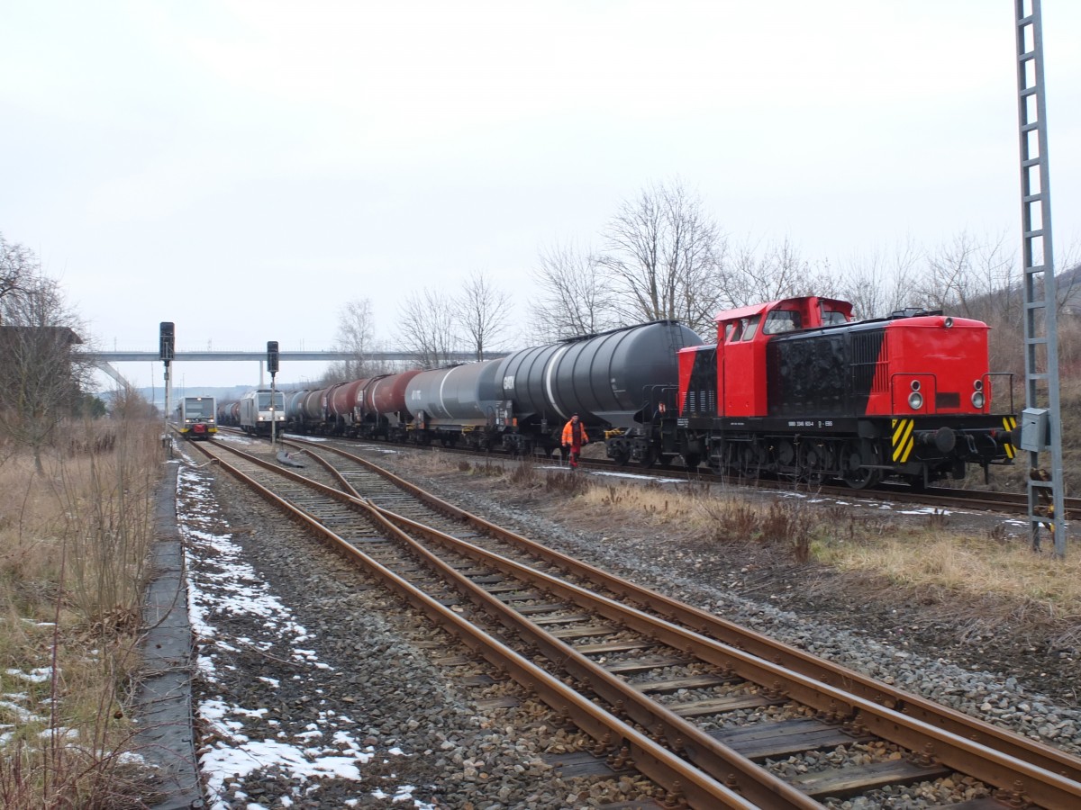 EBS 346 603-4 holt am 03.02.2014 in Karsdorf Bbf Kesselwagen, die zuvor die ITL 76 101 gebracht hat, um diese in den Anschluss der EBS zu bringen. (Foto: Heiko Kern)