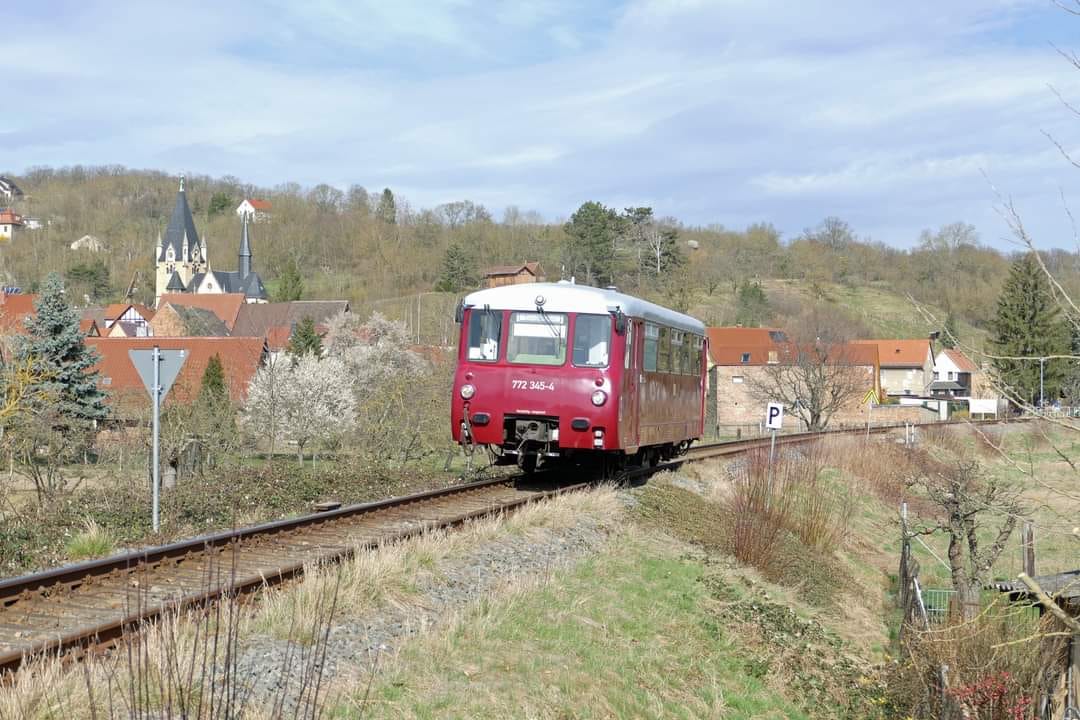 EBS 772 345-4 als DLr 21580 von Karsdorf nach Eisenach, am 15.03.2024 im Weindorf Roßbach. (Foto: Wolfgang Krolop)