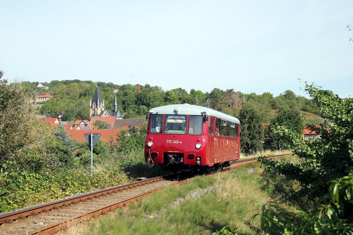 EBS 772 345-4 als Sonderzug von Karsdorf nach Großheringen, am 09.08.2019 in Roßbach. Das Mehrgenerationenhaus Karsdorf machte an diesem Tag einen Ausflug zu den Eisenbahnfreunden Großheringen. (Foto: Wolfgang Krolop)
