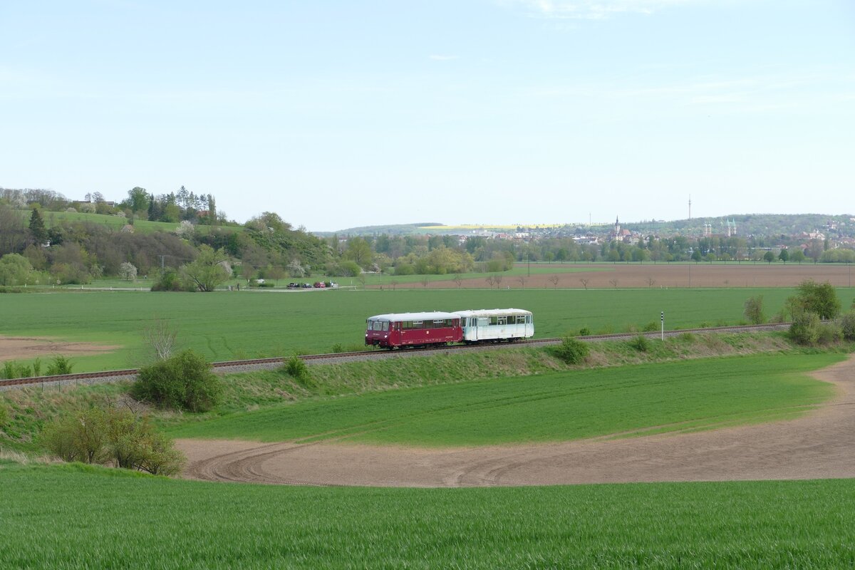 EBS 772 345-4 mit dem 772 162-4 aus Adorf (V), am 10.04.2024 auf der Unstrutbahn bei Kleinjena. (Foto: Wolfgang Krolop)