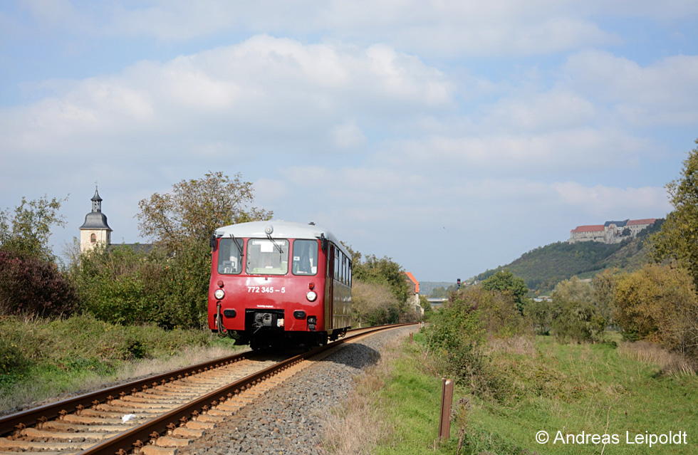 EBS 772 345-5 als DPE 81086 von Laucha nach Naumburg Hbf, am 05.10.2014 bei Nißmitz. (Foto: Andreas Leipoldt)