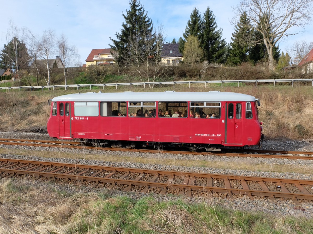 EBS 772 345-5 als  Kita-Express  von Laucha nach Kirchscheidungen, am 07.04.2015 beim Kreuzungshalt in Freyburg Bbf. (Foto: Heiko Kern)