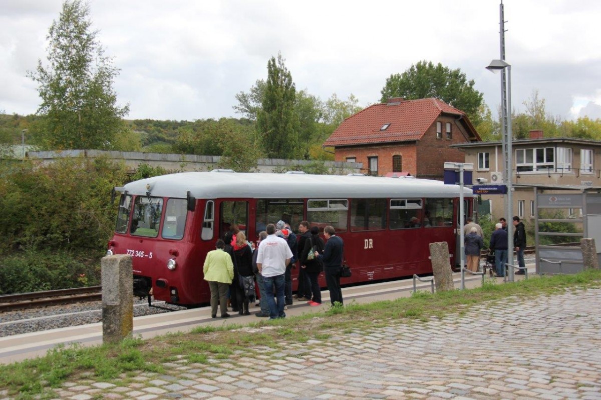 EBS 772 345-5 als Sonderzug nach Freyburg, am 27.09.2015 am Haltepunkt in Karsdorf. Anlass war das Finnebahnfest in Laucha. (Foto: Wolfgang Krolop)