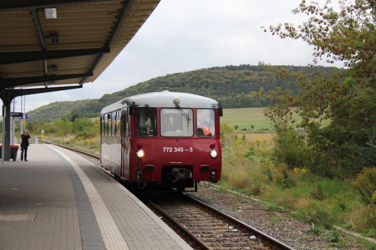 EBS 772 345-5 als Sonderzug von Freyburg nach Karsdorf, am 27.09.2015 in Laucha. Anlass war das Finnebahnfest in Laucha. (Foto: Wolfgang Krolop)