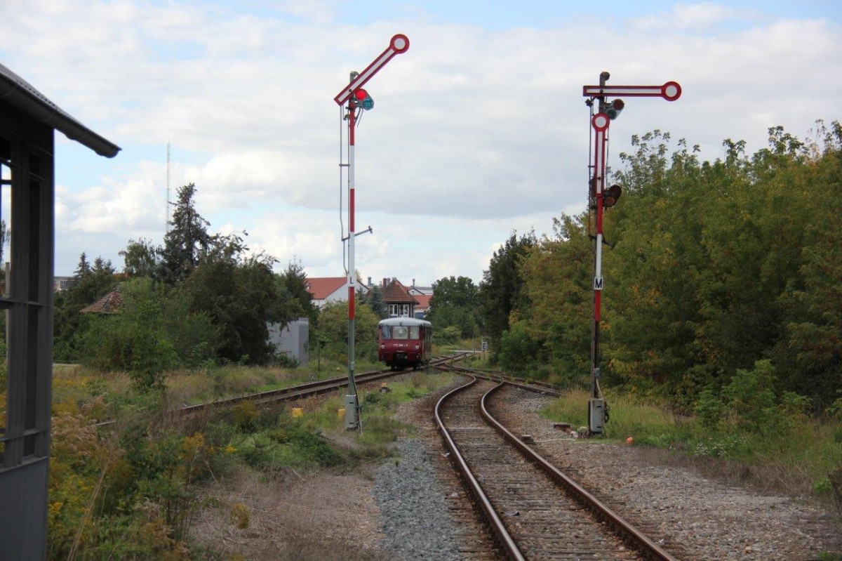 EBS 772 345-5 als Sonderzug von Freyburg nach Karsdorf, am 27.09.2015 bei der Ausfahrt in Laucha. (Foto: Wolfgang Krolop)