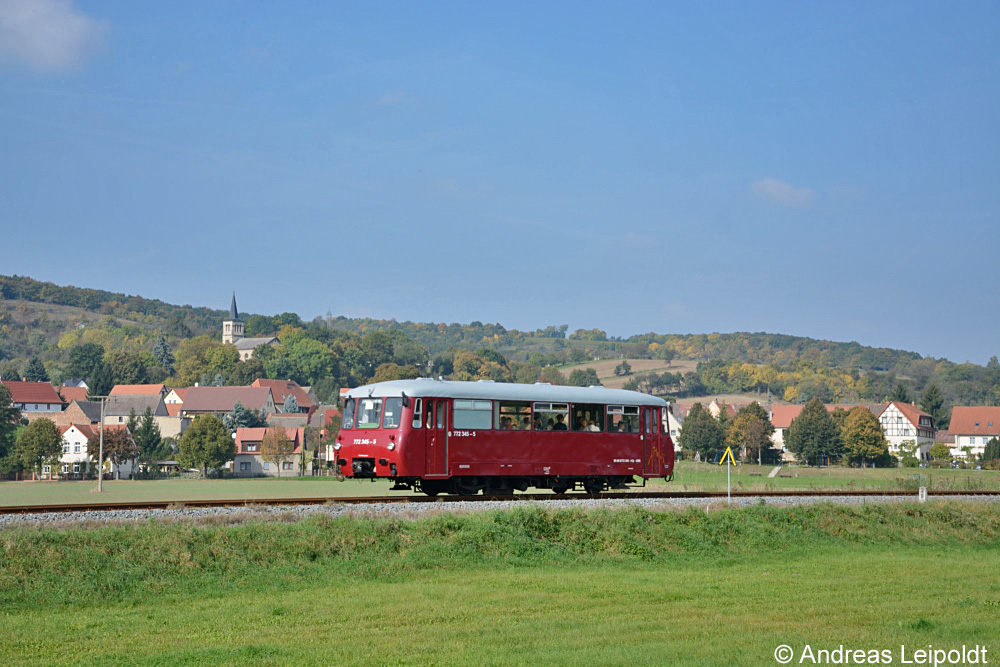 EBS 772 345-5 mit dem DPE 81085 von Naumburg Hbf nach Laucha, am 05.10.2014 bei Kleinjena. (Foto: Andreas Leipoldt)
