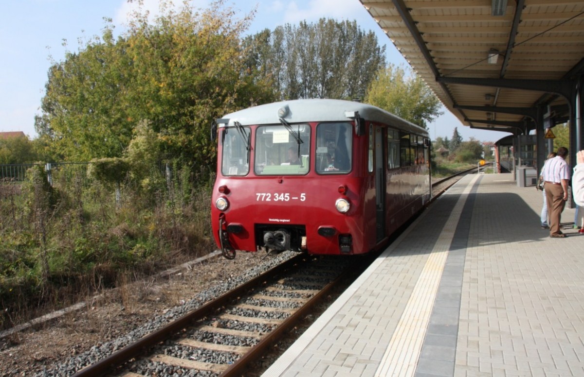 EBS 772 345-5 pendelte während dem 9. Unstrutbahnfest am 05.10.2014 in Laucha mehrmals als Sonderzug zwischen Laucha und Naumburg Hbf. Hier als DPE 81085 am Lauchaer Bahnsteig. (Foto: Peter Grauke)