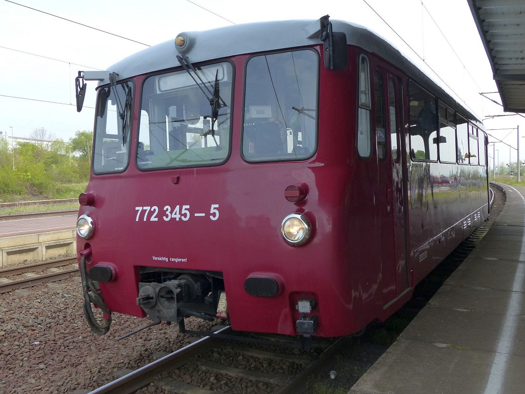 EBS 772 345 als 12.  Unstrut-Schrecke-Express  DPE 86152 von Erfurt Hbf nach Donndorf, am 01.05.2016 in Artern. (Foto: Ralf Kuke)