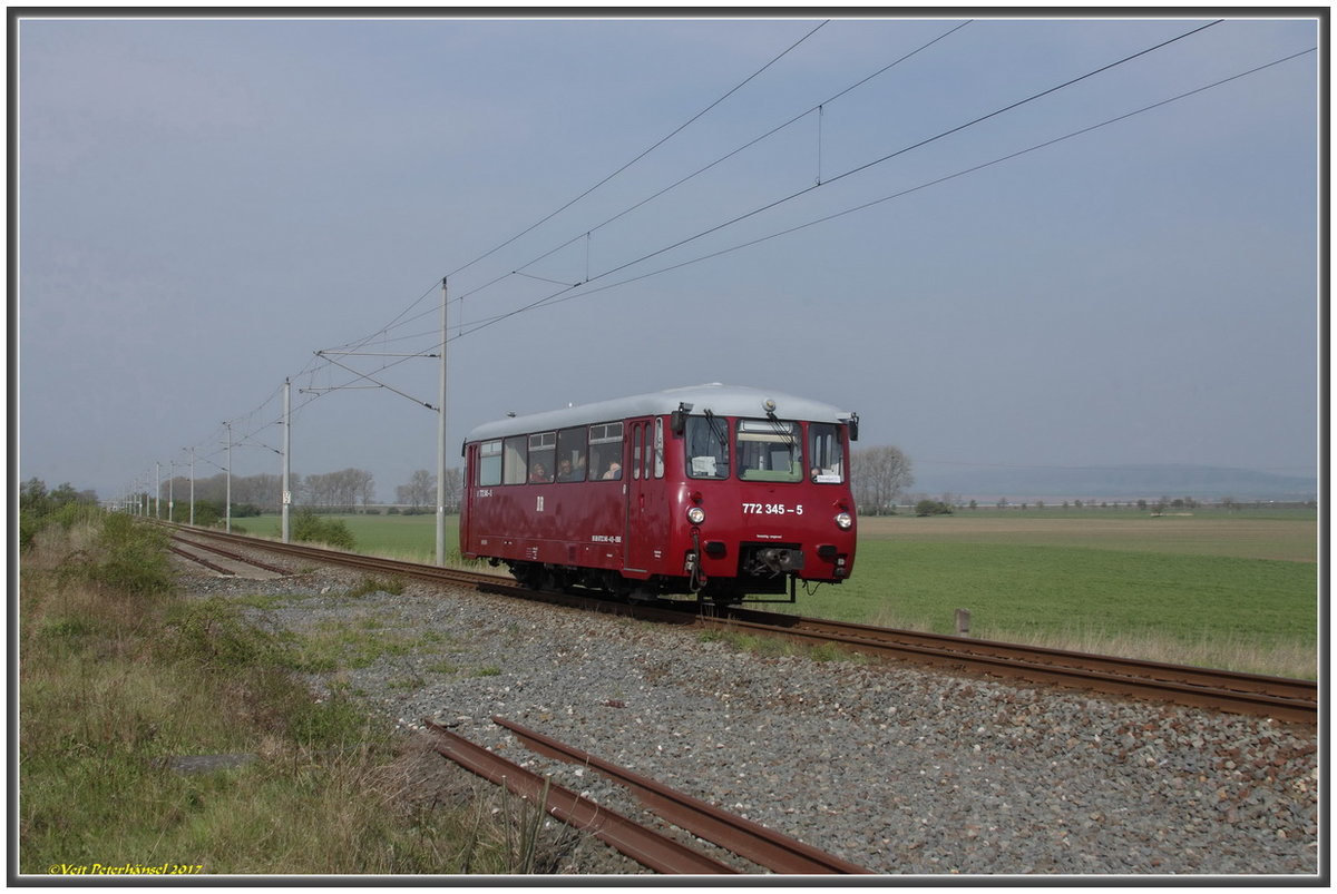 EBS 772 345 als 15.  Unstrut-Schrecke-Express  von Naumburg Hbf nach Donndorf, am 01.05.2017 bei Reinsdorf (b Artern). (Foto: Veit Peterhänsel)