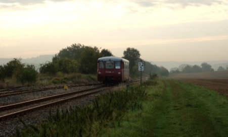 EBS 772 345 als DPE 25490  Unstrut-Schrecke-Express  von Karsdorf nach Naumburg Hbf und weiter über Erfurt nach Donndorf, am 30.08.2015 in Laucha. (Foto: Heiko Kern)