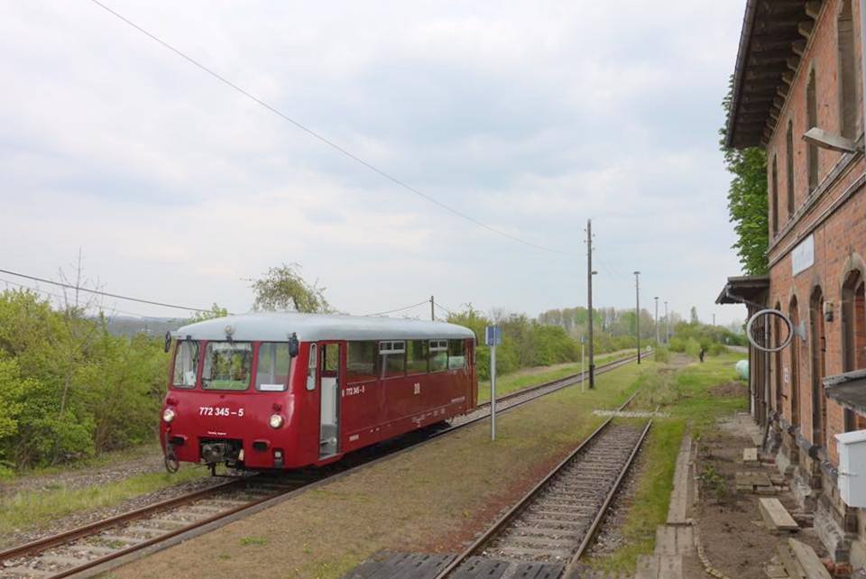 EBS 772 345 als DPE 79374 nach Naumburg Hbf über Erfurt, am 01.05.2017 in Donndorf. Das Ferkeltaxi verkehrte als  Unstrut-Schrecke-Express  im Auftrag der IG Unstrutbahn e.V.. 
(Foto: JKHalle Verkehrsfotografie/JKHalle Verkehrsreferent)