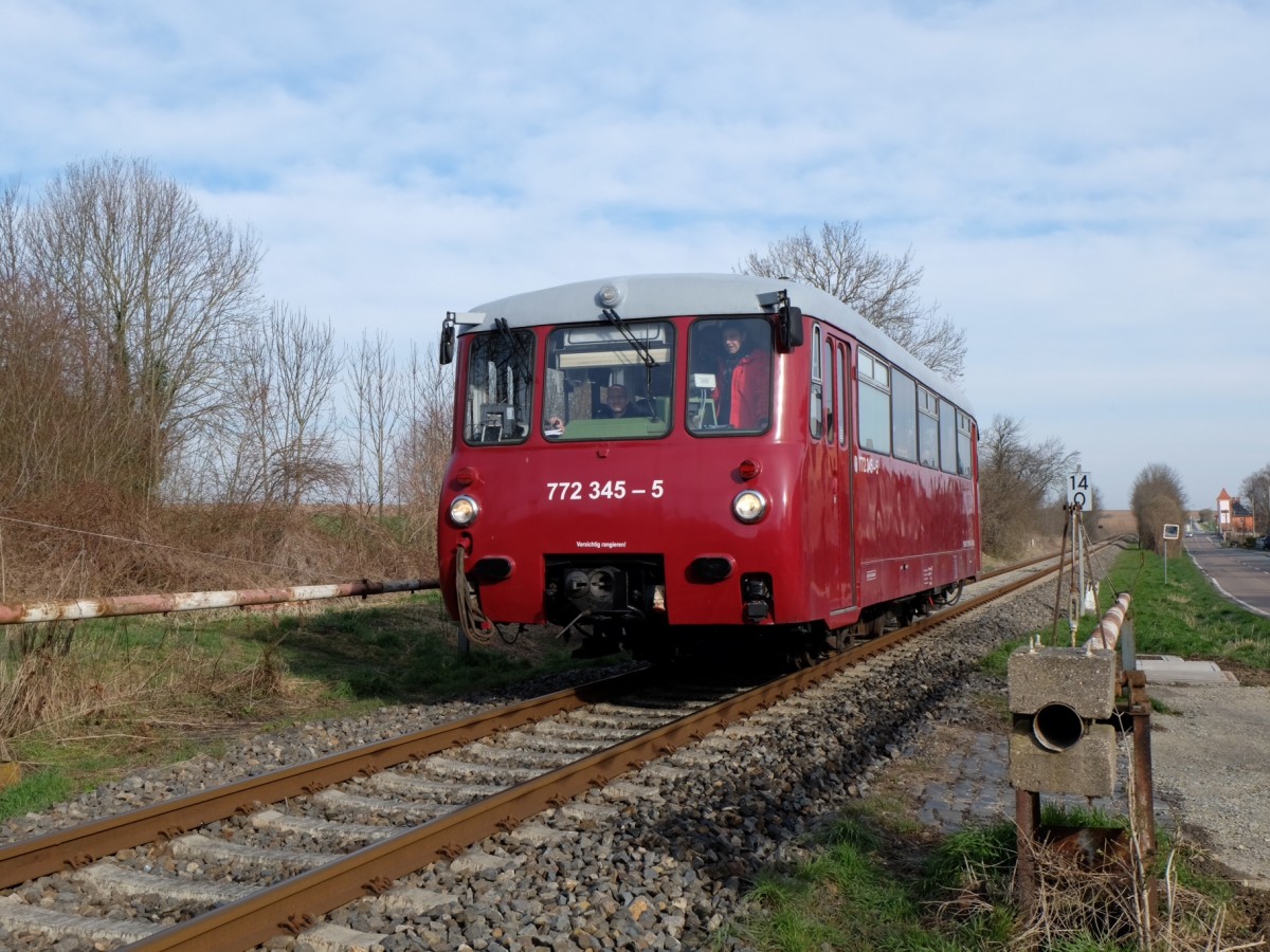 EBS 772 345 als  Kita-Sonderzug  aus Karsdorf, am 07.04.2015 am ehemaligen Posten 6a in Laucha. Es brachte eine Kindergartengruppe aus Karsdorf nach Laucha. Dort besuchten sie anschließend das Unstrutbahn-Museum. (Foto: Heiko Kern)