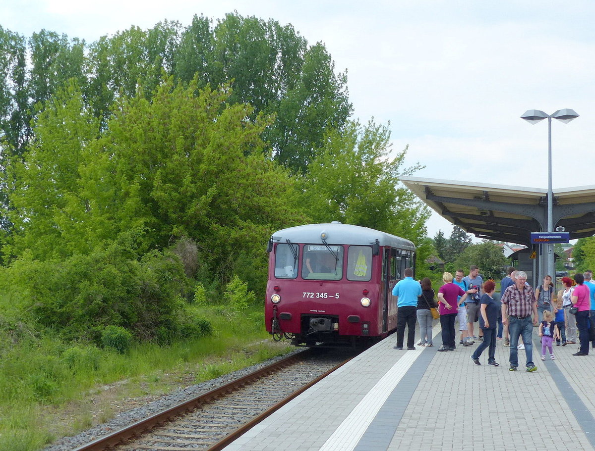 EBS 772 345 als Sonderzug von Karsdorf nach Freyburg, am 21.05.2017 in Laucha. Das  Ferkeltaxi  verkehrte wegen dem Bahnhofsfest des Finnebahnvereins in Laucha mehrmals zwischen Karsdorf und Freyburg.