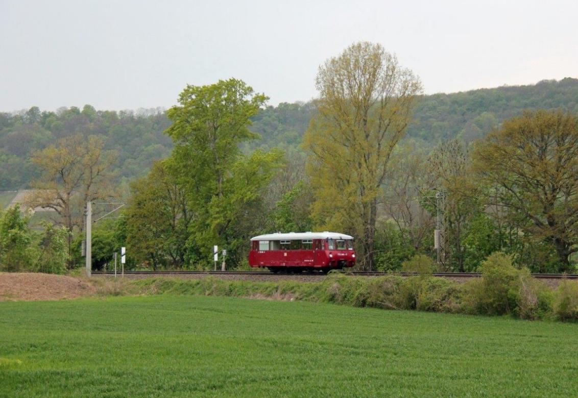 EBS 772 345 als  Unstrut-Schrecke-Express  auf der Rückfahrt von Donndorf nach Naumburg Hbf, am 01.05.2017 bei Bad Kösen. (Foto: Wolfgang Krolop)