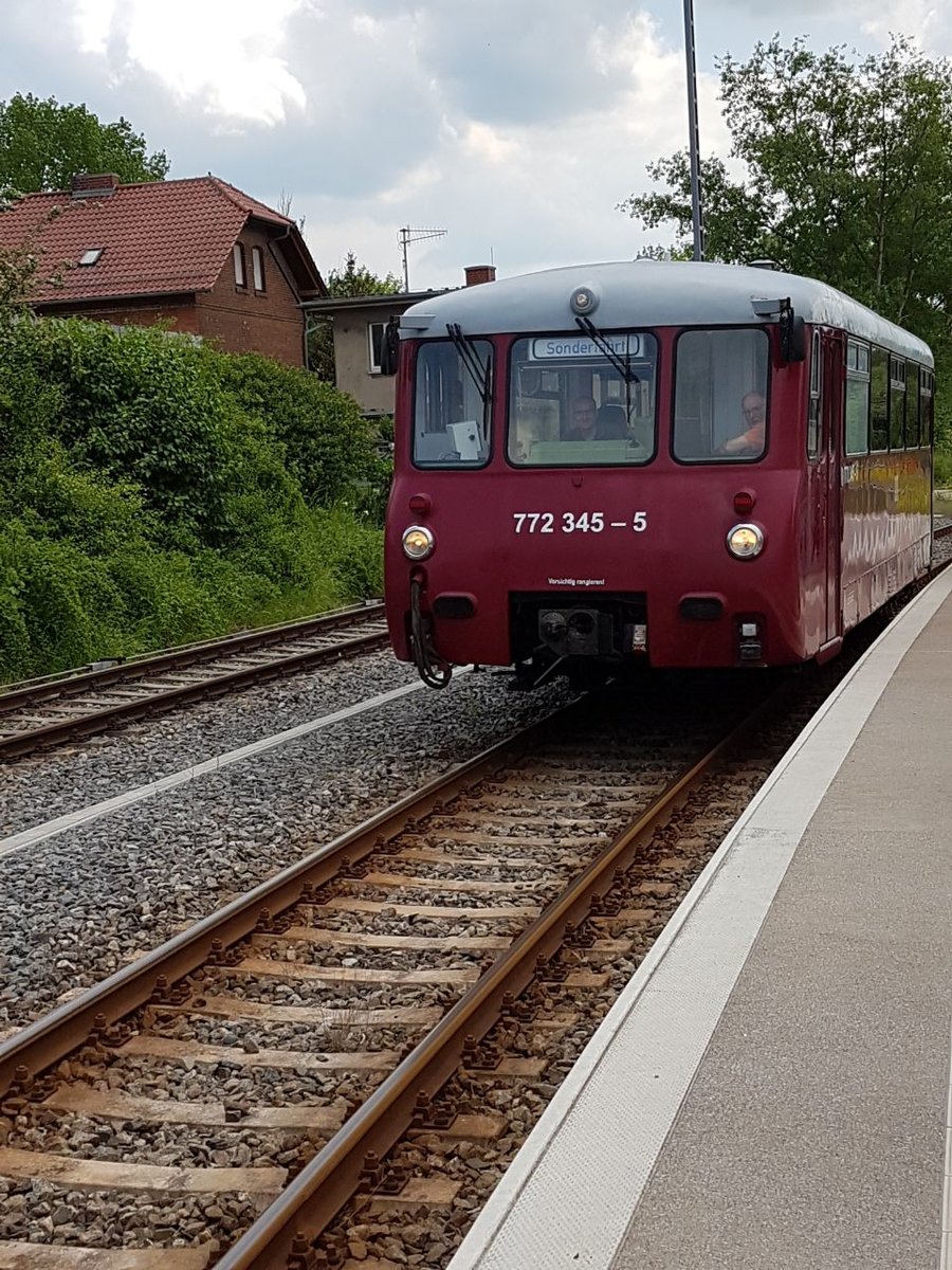 EBS 772 345 bei der Bereitstellung als Sonderzug nach Freyburg, am 21.05.2017 in Karsdorf. Der Triebwagen verkehrte wegen dem Bahnhofsfest des Finnebahnvereins in Laucha mehrmals zwischen Karsdorf und Freyburg. (Foto: K. Thomas)