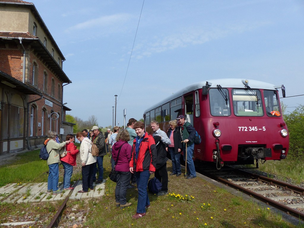 EBS 772 345 und die Fahrgäste des 12.  Unstrut-Schrecke-Express , am 01.05.2016 nach der Ankunft in Donndorf. (Foto: Ralf Kuke)