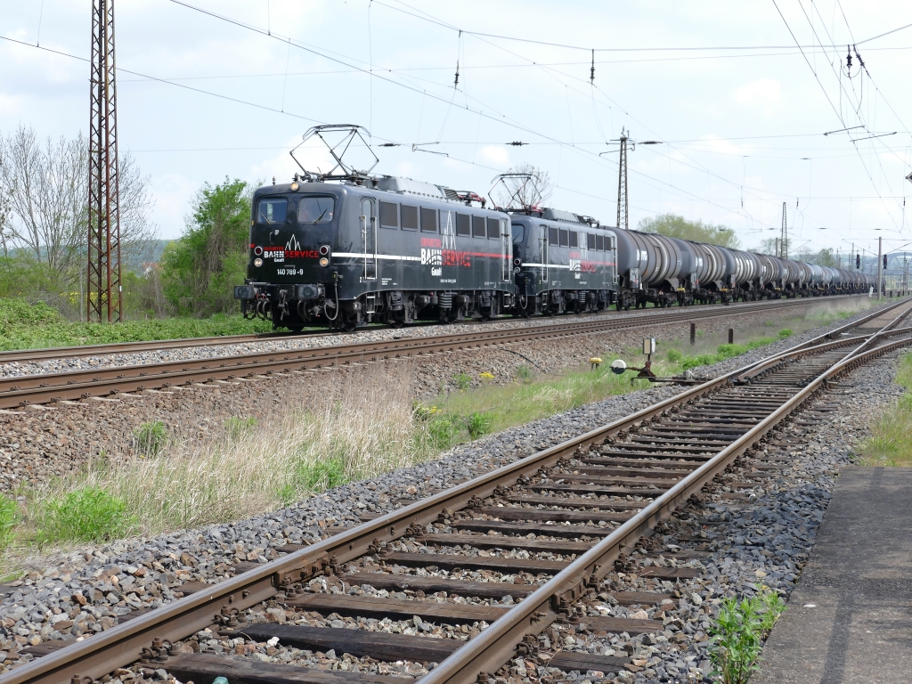 EBS Doppeltraktion mit 140 789 und 140 772 mit Kesselwagenzug von Großkorbetha nach Ingolstadt, am 05.05.2022 in Naumburg.