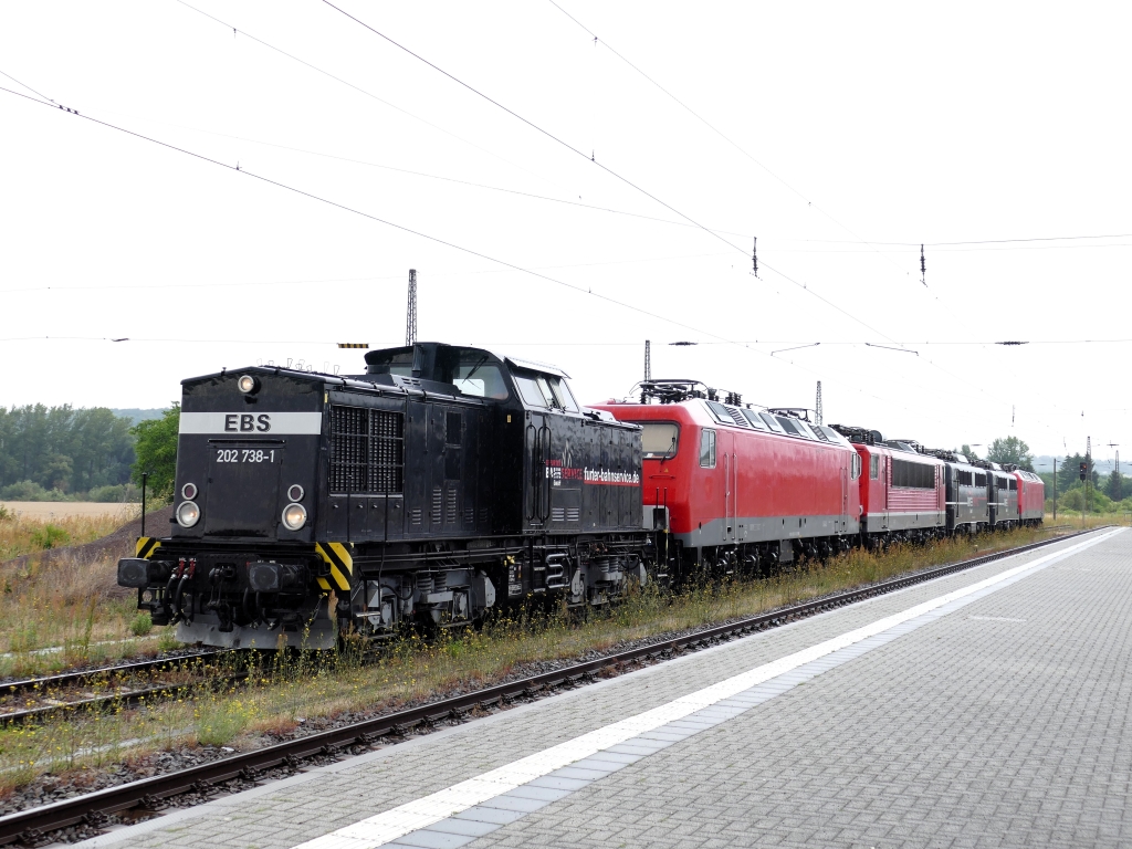 EBS mit Lokzug auf Rf in die Abstellung in Naumburg (S) Hbf. EBS 202 738 rangiet am 21.07.2023 die FWK 156 001 + 155 196 + EBS 140 815 + 140 811 + FWK 156 004 in die Abstellung.