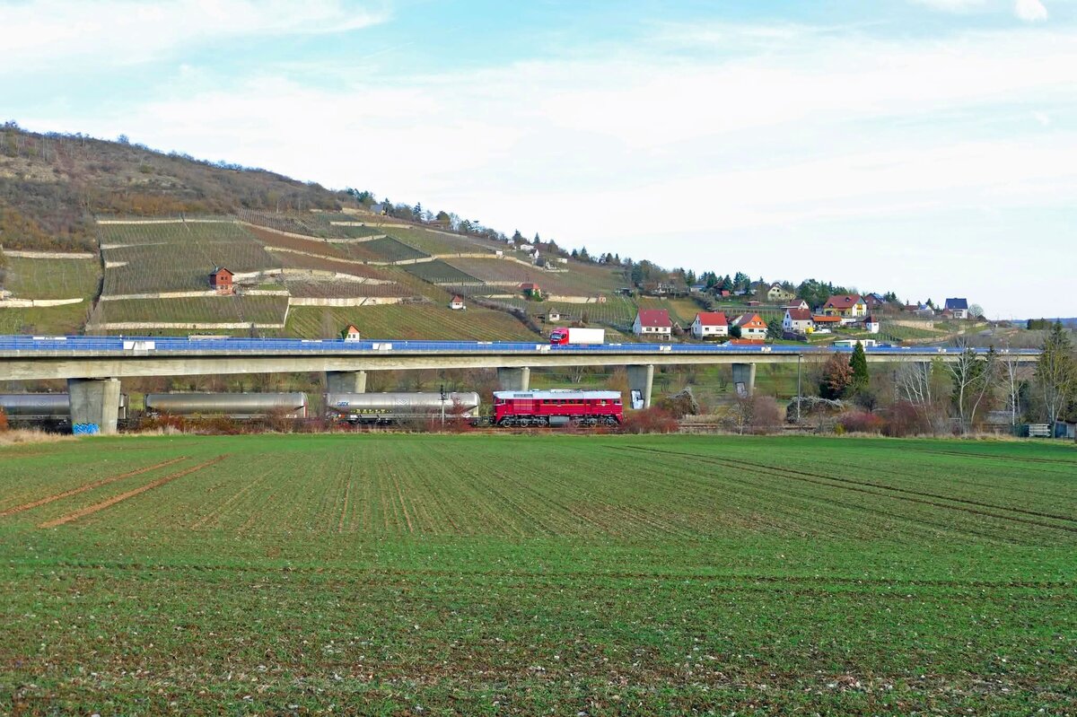 EBS V200 507 mit leeren Kohlestaubwagen von Karsdorf nach Spreewitz, am 18.12.205 beim Betriebshalt in Freyburg (U) Bbf. Die Lok war bis Naumburg (S) Hbf am Zug. (Foto: Wolfgang Krolop)