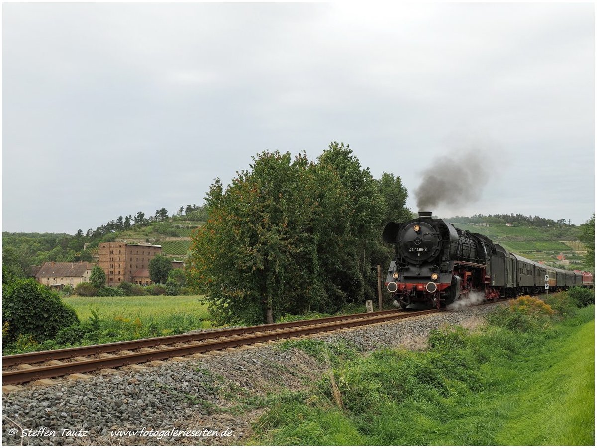 EFSFT 44 1486-8 und die CLR 229 181-3 am Zugschluss mit dem DLr 24178 von Freyburg nach Laucha, am 09.09.2017 bei Balgstädt. (Foto: Steffen Tautz)