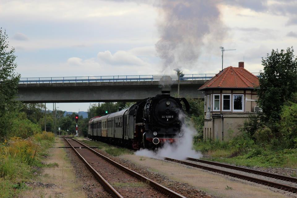 EFSFT 44 1486-8 mit dem DPE 24178 aus Magdeburg, am 09.09.2017 bei der Einfahrt in Freyburg Bbf. (Foto: Thomas Schlesinger)