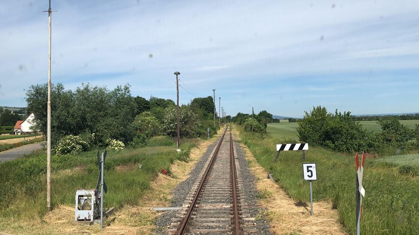 Ein Bahnübergang kurz vor dem Bahnhof Donndorf am 09.06.2019; (Foto: Jan Krehl, railmen.com, Deutsche Regionaleisenbahn/Wisentatalbahn)