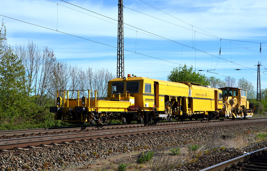 Ein Bauzug der Erfurter Gleisbau GmbH bestehend aus Universalstopfmaschine 97 43 41 513 17-0 und Schotterplaniermaschine SSP 110 SW kam von der Unstrutbahn und ging weiter in Richtung Erfurt. Fotografiert bei Ausfahrt Naumburg Hbf am 25.04.2019.