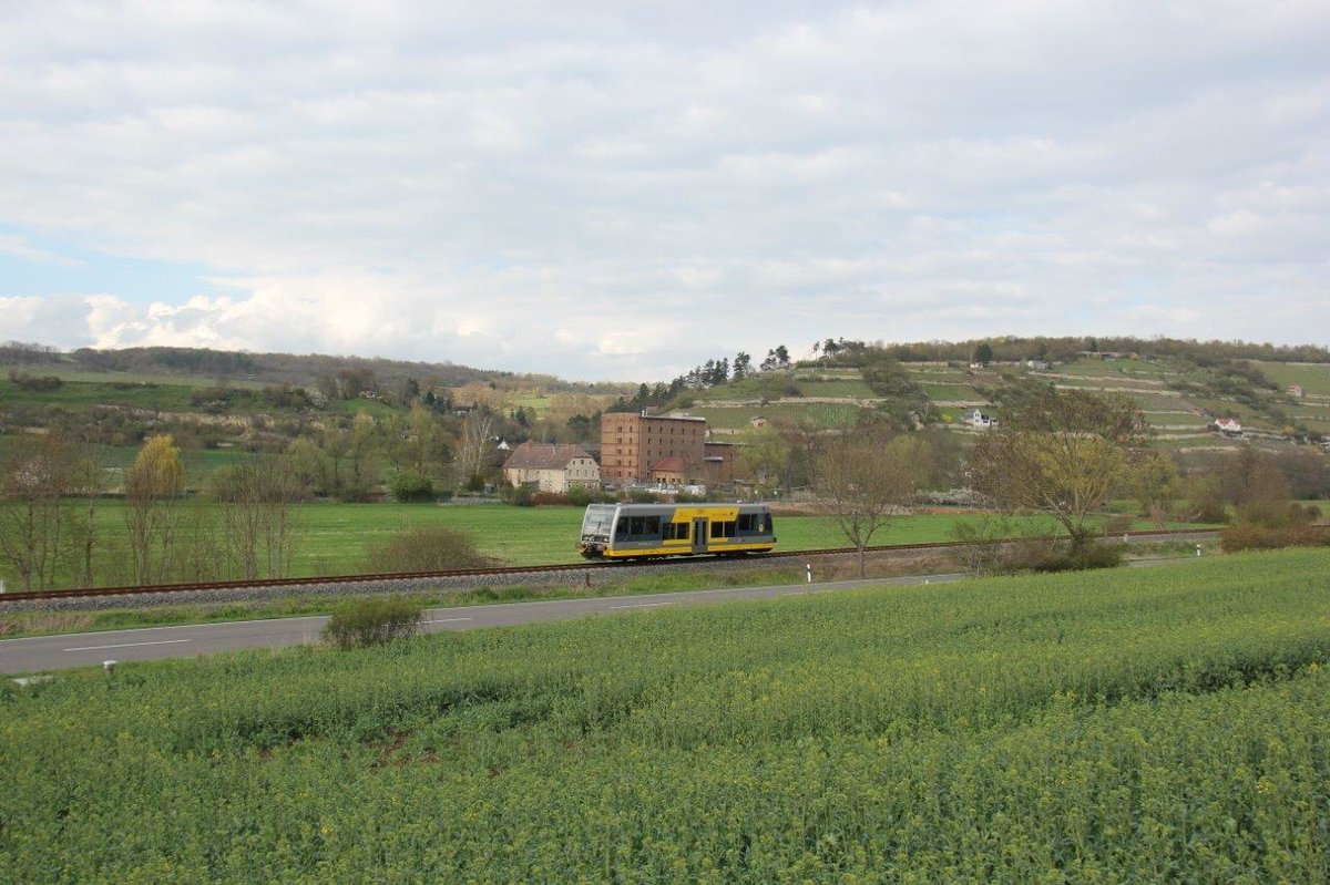Ein Triebwagen der Burgenlandbahn als RB von Wangen nach Naumburg Ost, am 17.04.2016 im Unstruttal bei Balgstädt. (Foto: Wolfgang Krolop)