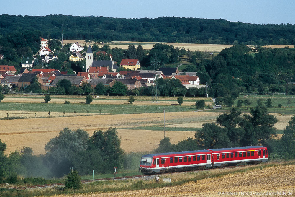 Ein unbekannter Tw der BR 628 als RB 26988 von Naumburg Hbf nach Nebra, am 16.07.2006 zwischen Freyburg und Kleinjena. (Foto: Andreas Herold)