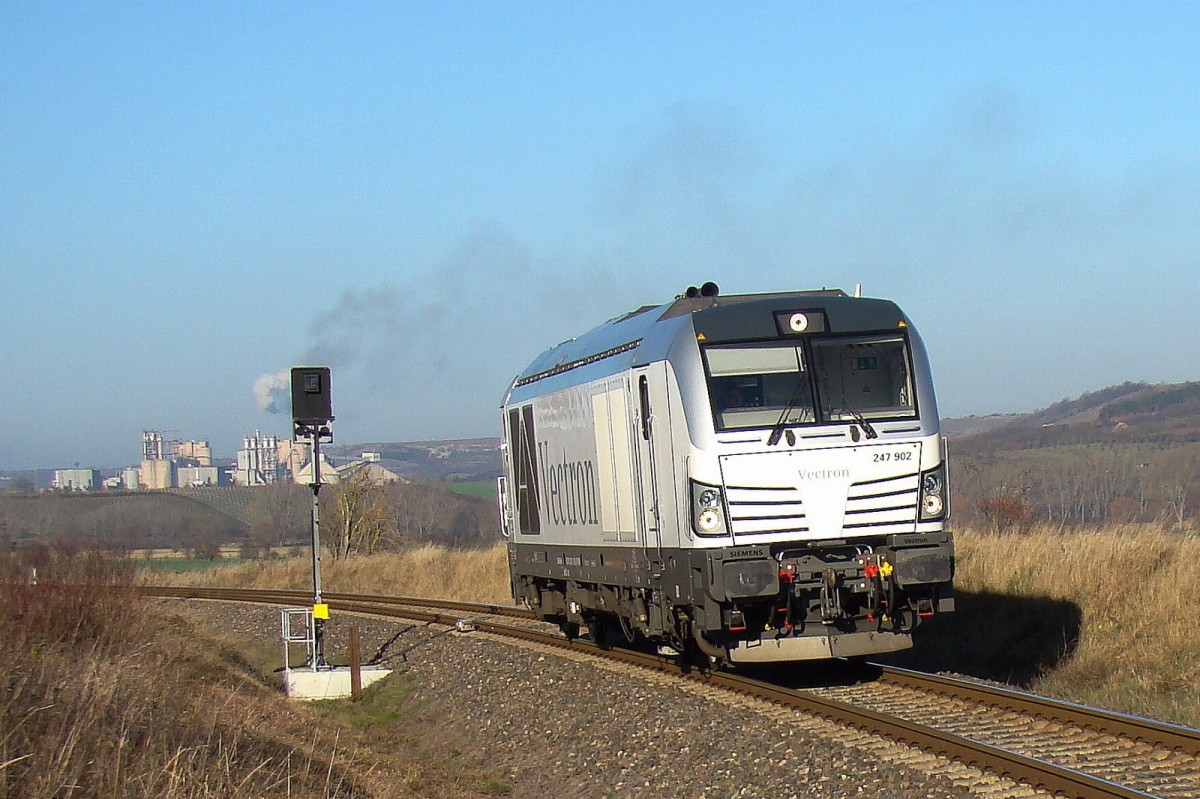 Ein Vectron DE auf der Unstrutbahn! EBS / Siemens 247 902 als Tfzf von Karsdorf in Richtung Naumburg, am 27.11.2015 bei Laucha. Die Lok brachte zuvor 6 Triebwagen der BR 628 zur Abstellung nach Karsdorf. (Foto: Günther Göbel)