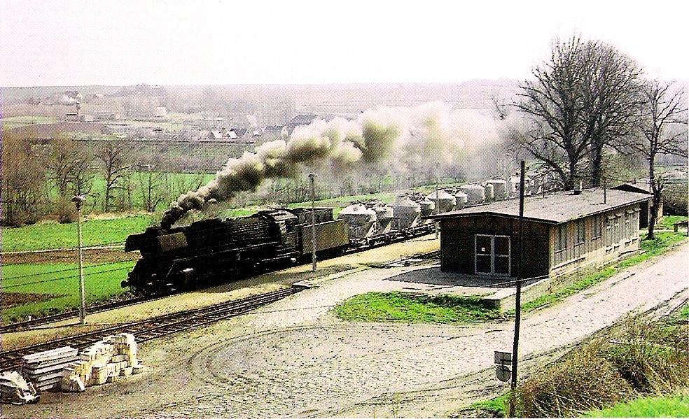 Eine Dampflok der Baureihe 44 mit dem Dg 58310 nach Karsdorf, bei der Durchfahrt in Mertendorf. Das Bild darf ausdrücklich mit Genehmigung des Fotografen Ralph Lüderitz gezeigt werden.